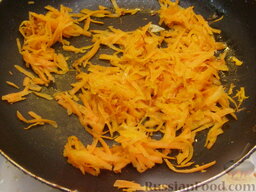 Плов с гребешками: Разогреть 2 ст. ложки растительного масла. Обжарить морковь на среднем огне, помешивая, до мягкости (10 минут).