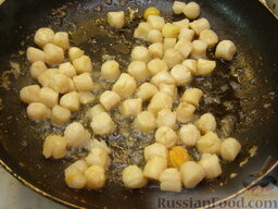 Плов с гребешками: Затем добавить 2 ст. ложки растительного масла и обжарить гребешки, помешивая, до золотистого цвета (5 минут).