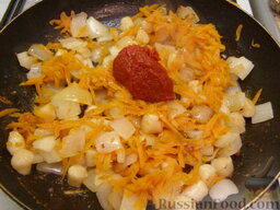 Плов с гребешками: Добавить томатную пасту, тушить 5 минут.