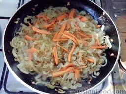 Кролик тушеный с картошкой и сыром: Обжарить лук и морковь до золотистого цвета.