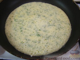 Омлет с укропом и сыром: Разогреть сковороду, налить немного масла. Вылить на сковороду омлетную смесь. Уменьшить огонь до средне-слабого, накрыть сковороду крышкой и готовить омлет 3-5 минут.