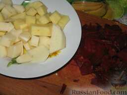 Борщ галицкий: Пока варится мясо, займемся овощами. Порежем кубиками картофель. Свеклу порежем соломкой.