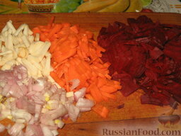 Борщ галицкий: Соломкой порежем морковь и корень петрушки, а лук мелкими кубиками.