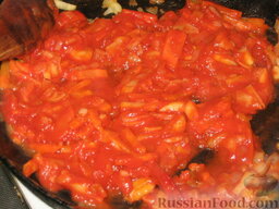 Борщ галицкий: На половине масла пассируем лук,  морковь, петрушку, добавляем муку, потом томатную пасту.