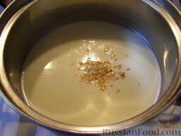 Манная каша с желтком: Молоко нагреть, добавить цедру лимона или апельсина.