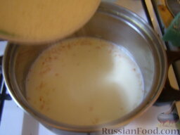 Манная каша с желтком: Всыпать тонкой струйкой в кипящее молоко, непрерывно помешивая.
