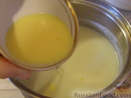 Манная каша с желтком: Продолжая размешивать, влить в манную кашу желток с молоком.