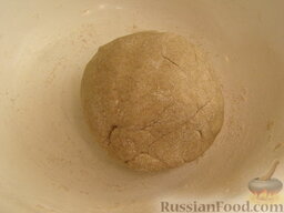 Пельмени из ржаной муки (шорские): Замесить эластичное тесто. Завернуть тесто в пленку и оставить на 1-2 часа.