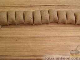 Пельмени из ржаной муки (шорские): Тесто раскатать колбаской диаметром 3 см. Нарезать на кусочки, толщиной 1-1,5 см.