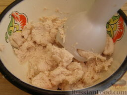 Суп с нежными куриными фрикадельками: Вынуть филе, нарезать и измельчить блендером в пюре.