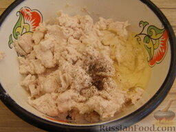 Суп с нежными куриными фрикадельками: Добавить белок яйца и перец. Перемешать.
