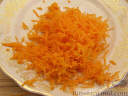 Суп с нежными куриными фрикадельками: Морковь очистить, вымыть и натереть на мелкой терке.