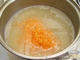 Суп с нежными куриными фрикадельками: Выложить морковь в бульон.