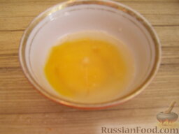 Суп с нежными куриными фрикадельками: Желток яйца перемешать с кипяченой водой (1-2 ст. ложки).