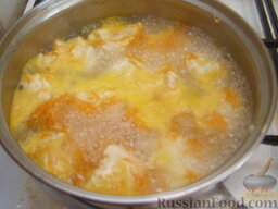 Суп с нежными куриными фрикадельками: Выложить фрикадельки в суп, дать покипеть 5 минут.