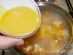 Суп с нежными куриными фрикадельками: Влить, помешивая суп, разведенный желток. Выключить огонь.