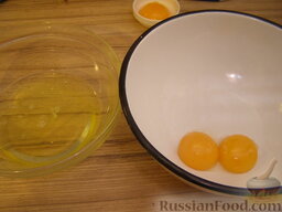 Бисквит овсяный: Как приготовить овсяный бисквит:    Отделить белки от желтков. Один желток убрать (можно использовать для омлета, например).