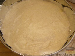 Бисквит овсяный: Форму смазать маслом или выстелить фольгой. Выложить тесто, разровнять его.