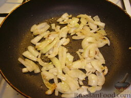 Рис с баклажанами: На сковороде разогреть 1 ст. ложку растительного масла. Обжарить лук, помешивая, на среднем огне 7-10 минут.