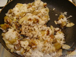 Рис с баклажанами: Влить соевый соус, тщательно размешать, накрыть крышкой и томить рис с баклажанами на слабом огне 5-7 минут.
