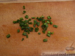 Рис с баклажанами: Зеленый лук нарезать.