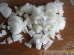 Куриные оладьи с грибами и сыром: Лук репчатый почистить, помыть и мелко нарезать.