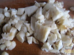 Куриные оладьи с грибами и сыром: Грибы помыть и мелко нарезать.