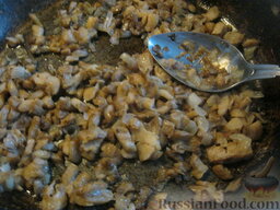 Куриные оладьи с грибами и сыром: Разогреть сковороду, налить 2 ст. ложки растительного масла. Выложить в горячее масло лук и грибы. Обжарить на среднем огне, помешивая, 5-7 минут. Охладить.