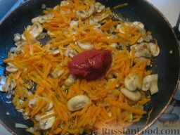 Солянка с капустой, грибами и консервированной рыбой: Добавить томатную пасту.