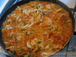 Солянка с капустой, грибами и консервированной рыбой: Добавить из супа 0,5 стакана овощного бульона. Тушить на маленьком огне под крышкой 5 минут.