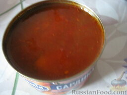 Солянка с капустой, грибами и консервированной рыбой: Открыть баночку консервированной рыбы в томате.