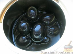 Солянка с капустой, грибами и консервированной рыбой: Открыть баночку маслин.