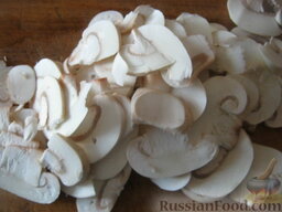 Солянка с капустой, грибами и консервированной рыбой: Грибы помыть и нарезать тонкими пластинками.