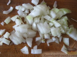 Солянка с капустой, грибами и консервированной рыбой: Пока варится картофель, почистить лук, помыть, порезать на кубики.