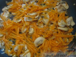 Солянка с капустой, грибами и консервированной рыбой: Затем добавить морковь, тушить все вместе 2-3 минуты.