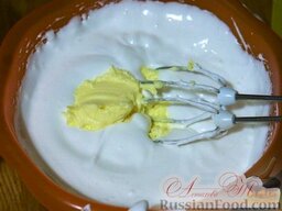 Торт "Птичье молоко" (по классическому рецепту) на брауни: В белково-желатиновый крем аккуратно, по одной ложке вводим масляно-сгущеночный крем.