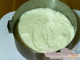 Торт "Птичье молоко" (по классическому рецепту) на брауни: Сверху выливаем половину суфле и отправляем на несколько минут в морозилку, чтобы суфле немного схватилось.