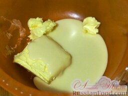 Торт "Птичье молоко" (по классическому рецепту) на брауни: Масло комнатной температуры и сгущенное молоко взбить миксером.