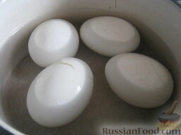 Салат "Оливье" с языком: Яйца выложить в кастрюлю. Залить холодной водой. Дать закипеть. Варить на среднем огне 10 минут. Кипяток слить. Яйца залить холодной водой. Охладить.