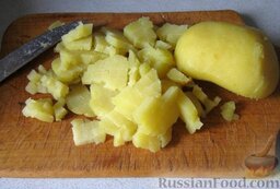 Салат "Оливье" с языком: Картофель очистить, нарезать кубиками.