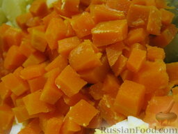 Салат "Оливье" с языком: Морковь очистить, нарезать кубиками.