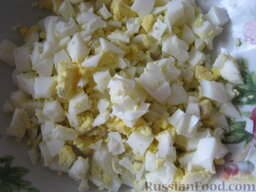 Салат "Оливье" с языком: Вареные яйца очистить, нарезать кубиками.