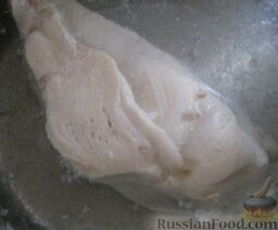 Салат с курицей и крабовыми палочками: Как приготовить салат с курицей и крабовыми палочками:    Куриное филе помыть, залить холодной водой. Довести до кипения. Посолить. Варить на небольшом огне до готовности, под крышкой, около 30 минут. Охладить в бульоне (мясо будет сочнее).