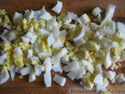 Салат с курицей и крабовыми палочками: Куриные яйца нарезать кубиками.