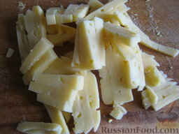 Салат с курицей и крабовыми палочками: Твердый сыр нарезать соломкой.