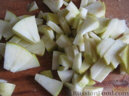 Салат с курицей и крабовыми палочками: Яблоко помыть, очистить от сердцевины, нарезать небольшими кусочками.