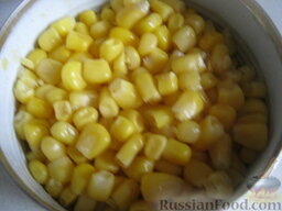 Салат с курицей и крабовыми палочками: Открыть баночку консервированной кукурузы, слить жидкость.