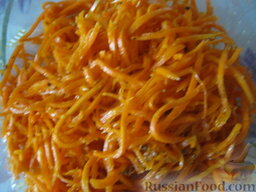 Салат с курицей и крабовыми палочками: Немного нарезать корейскую морковь.