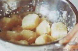 Картофель, жаренный в духовке с чесноком: Как приготовить картофель в духовке с чесноком:    1. Включить духовку для предварительного разогрева до 190 градусов. Картофель порезать кусками и отварить в подсоленной воде в течение 5 минут. Откинуть вареный картофель на дуршлаг и хорошо потрясти его, чтобы как бы потрепать края картофеля. Снова переложить картофель в кастрюлю и поставить на медленный огонь, просушить картофель примерно в течение 1 минуты.