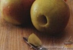 Печеные яблоки, фаршированные имбирем и медом: 5. Включить духовку для предварительного разогрева до 160 градусов. При помощи специального приспособления у яблок удалить сердцевину, но не полностью, а оставляя основу.